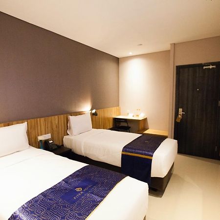 Fitra Hotel Маяленгка Экстерьер фото